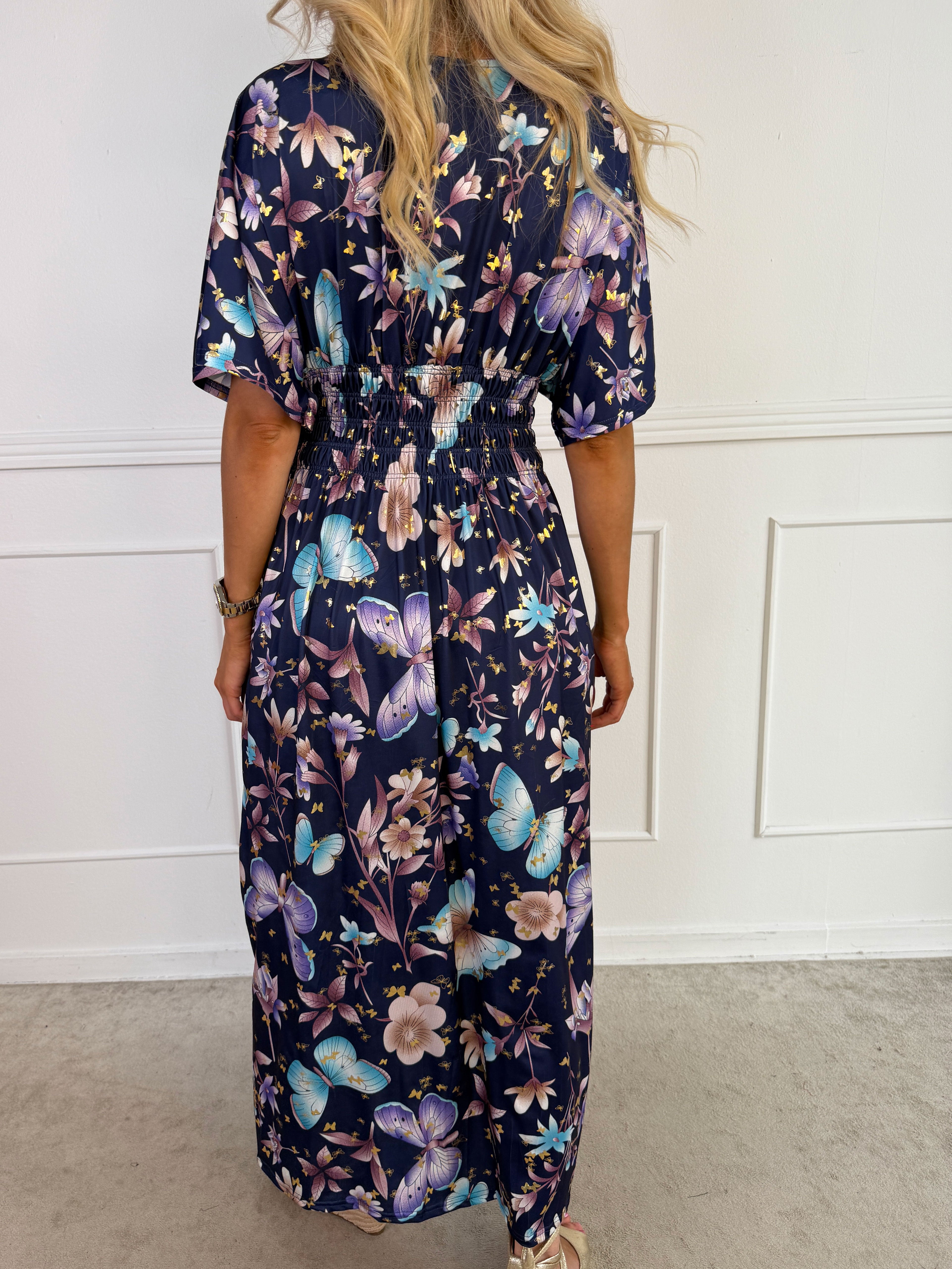 Pams Fairytale - Lang elastisk kjole i fint blomster- og sommerfugleprint